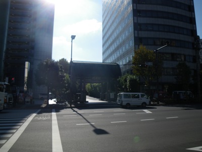 国技館通り　両国二丁目交差点で京葉道路を渡り、両国回向院へ